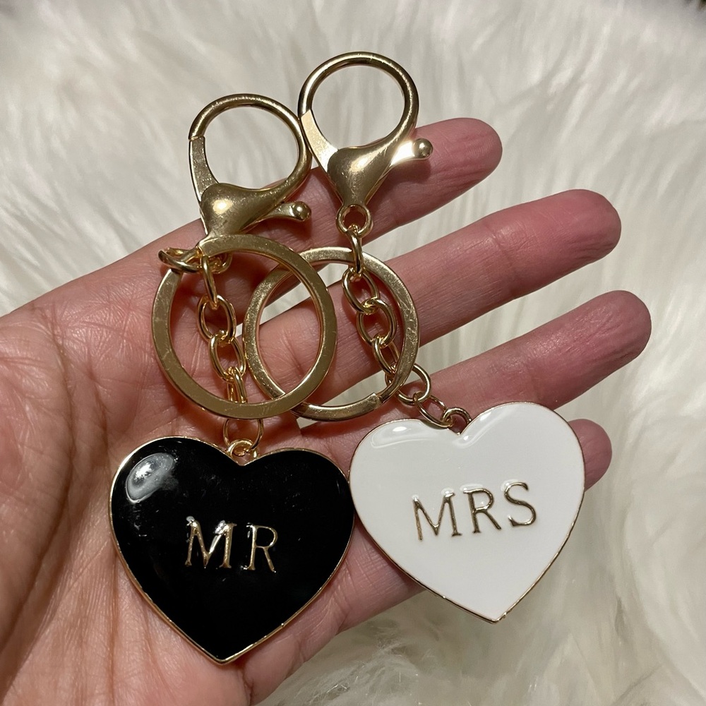 🖤 NEW Mr and Mrs Black White Hearts Wedding Anniversary Keychain Gift Set